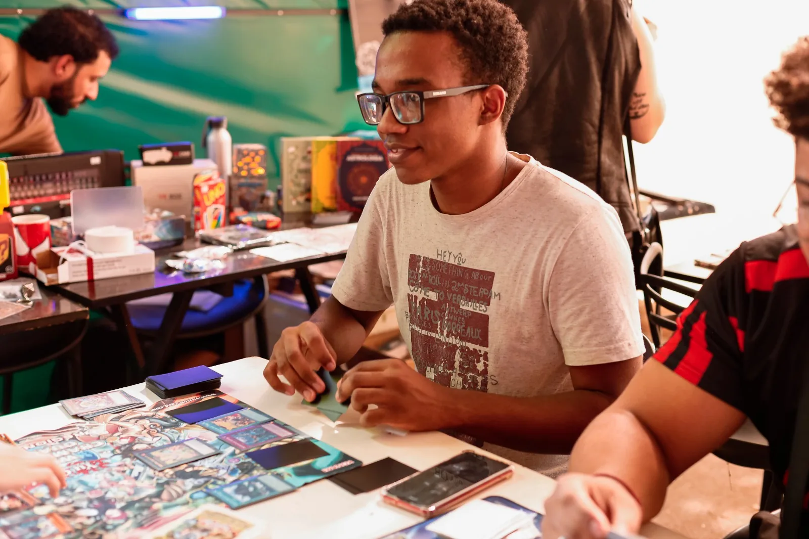 Estandes de jogos indie no evento gamer em Jaú